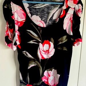 Summer!!! INV T-shirt with ruched sleeves